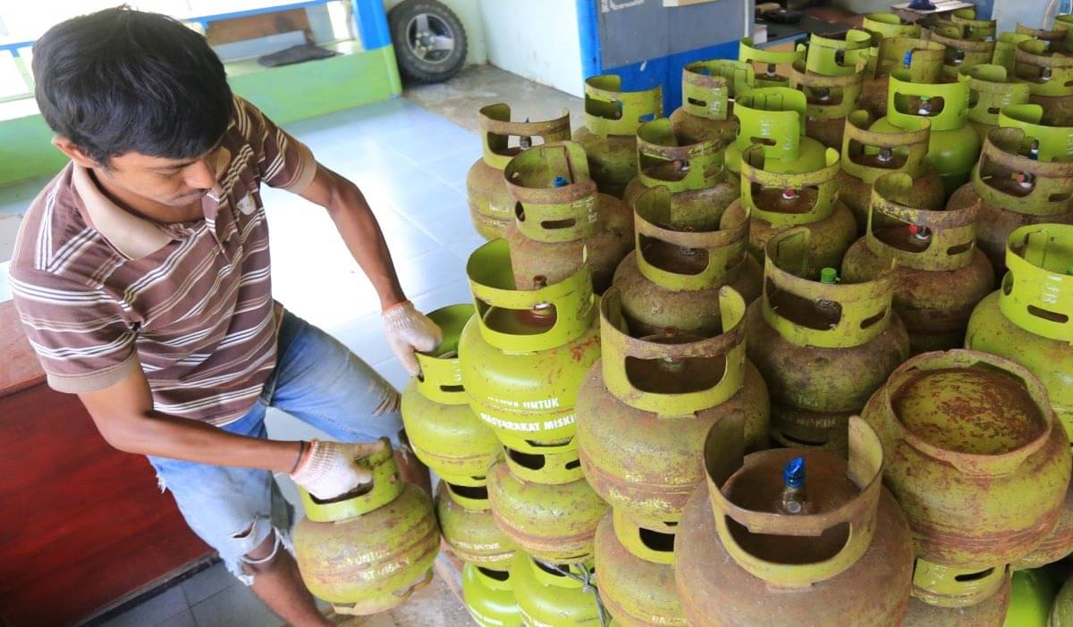 Petugas menata tabung elpiji 3 kilogram bersubsidi di salah satu pangkalan Desa Meureubo, Kecamatan Meureubo, Aceh Barat, Aceh.