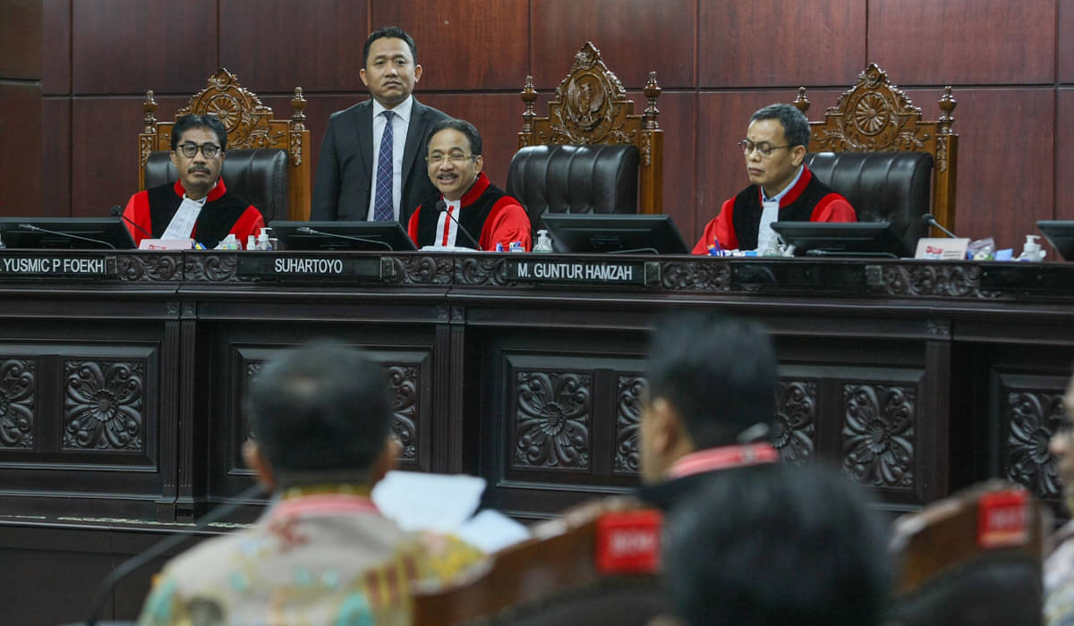 Ketua Hakim MK Suhartoyo (tengah) didampingi hakim konstitusi Guntur Hamzah (kanan) dan hakim konstitusi Daniel Yusmic Pancastaki Foekh