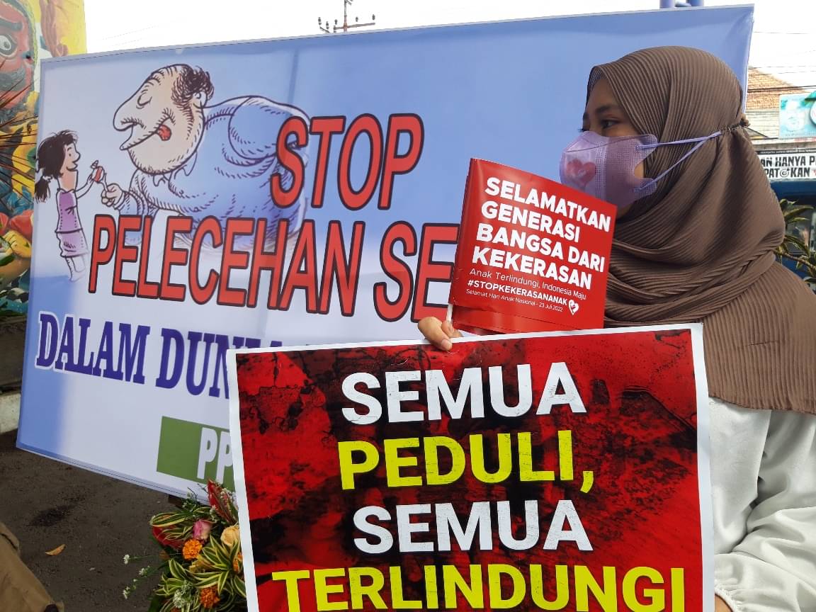 Unjuk rasa menuntut keadilan bagi korban kekerasan seksual di depan kantor Pengadilan Negeri Kota Malang, Jawa Timur, Rabu (20/7)