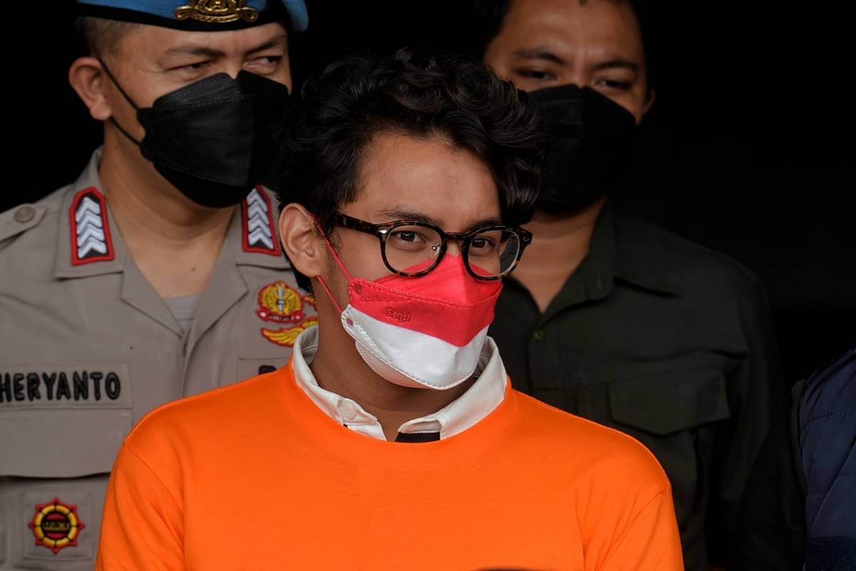 Ardhito merupakan salah satu dari sepuluh artis ini ditangkap polisi karena menggunakkan zat adiktif. 