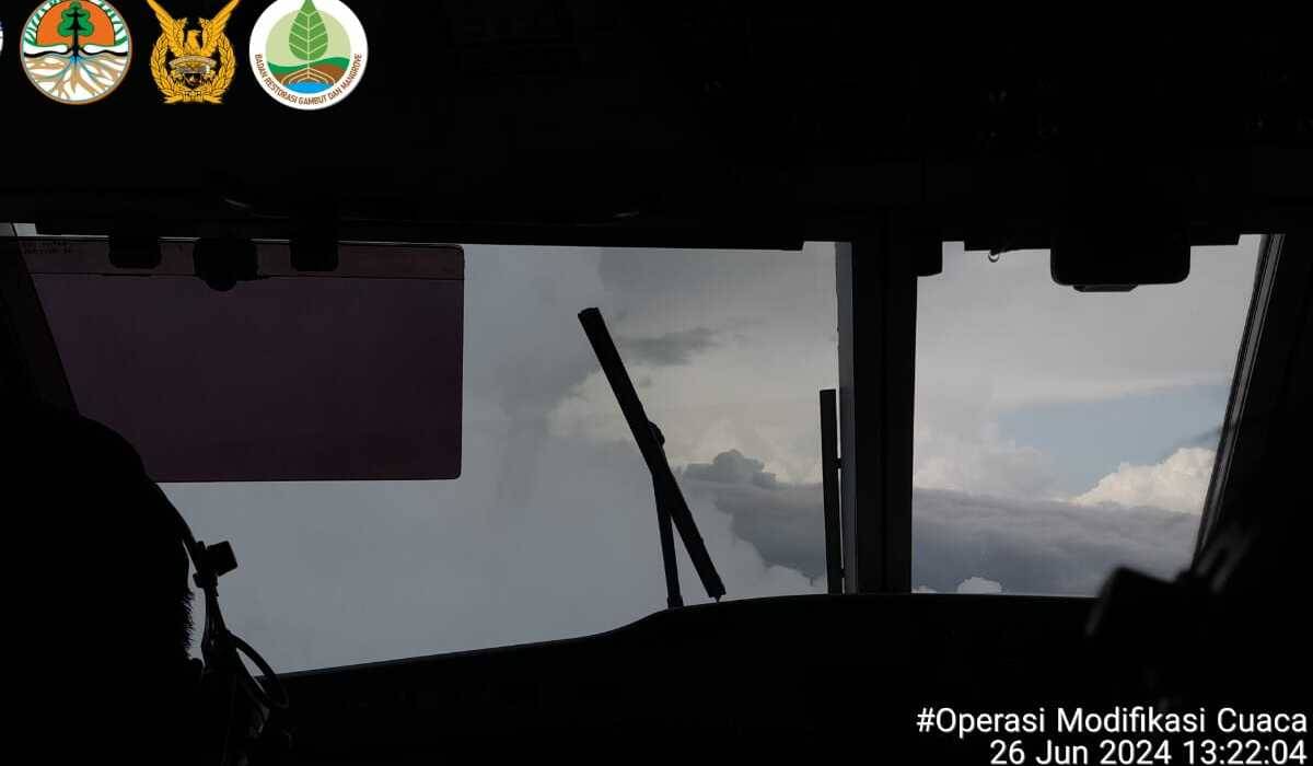 Operasi modifikasi cuaca di Riau.