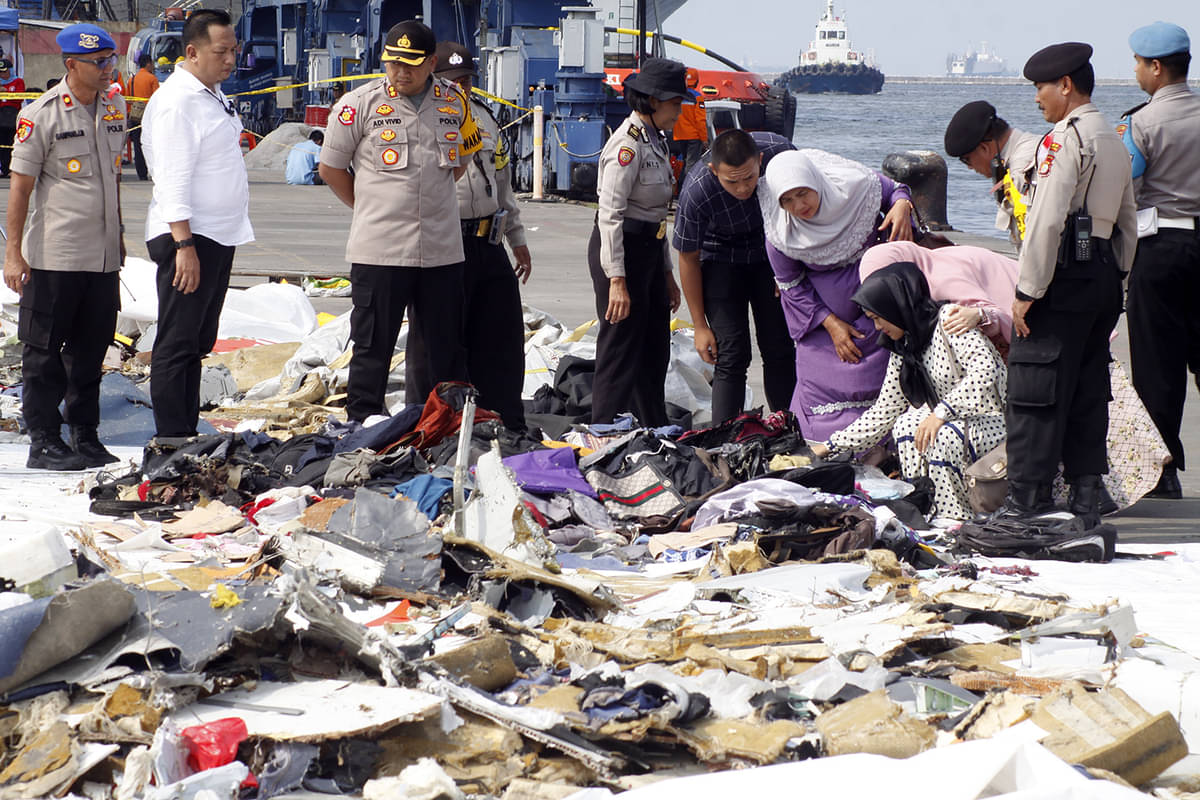 Keluarga korban pesawat jatuh Lion Air JT 610 mencari barang milik korban di Posko Evakuasi JICT 2 Pelabuhan Tj. Priok, Jakarta, 31/10/2018)