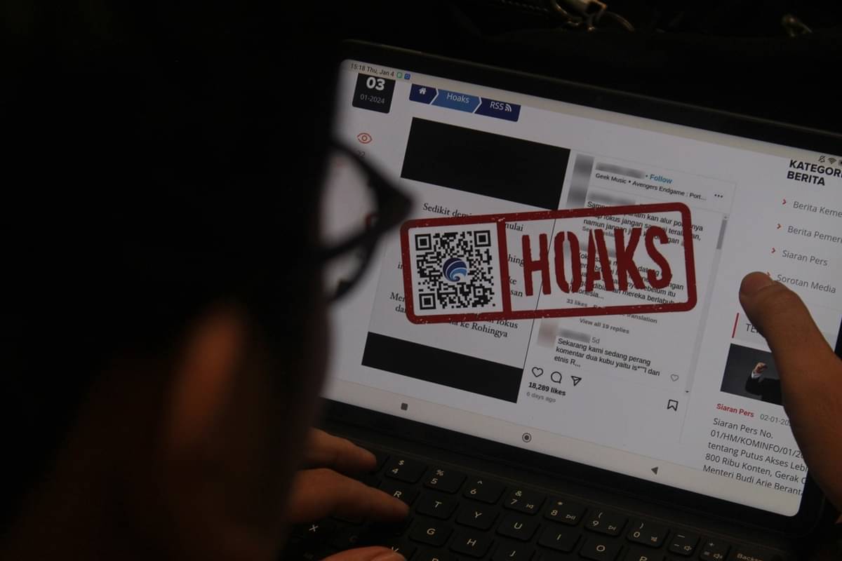 Warga memeriksa kebenaran informasi melalui laman anti hoaks Kemenkominfo di Senayan, Jakarta, Kamis (4/12024)