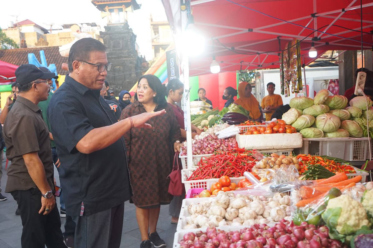 Sekertaris Daerah Kota Denpasar, Ida Bagus Alit Wiradana saat meninjau Pasar Rakyat Sewakajaya di pelataran Pasar Badung.