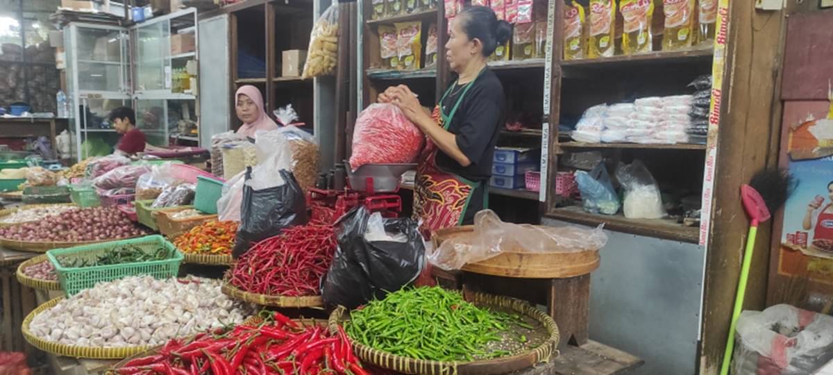 Harga bawang merah di Kuningan naik mencapai Rp50 ribu per kilogram. Sedangkan harga cabai merah seharga Rp40 ribu per kilogram.