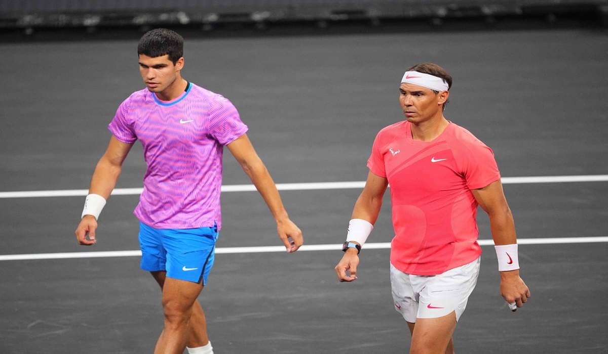 Petenis Spanyol Carlos Alcaraz (kiri) dan Rafael Nadal