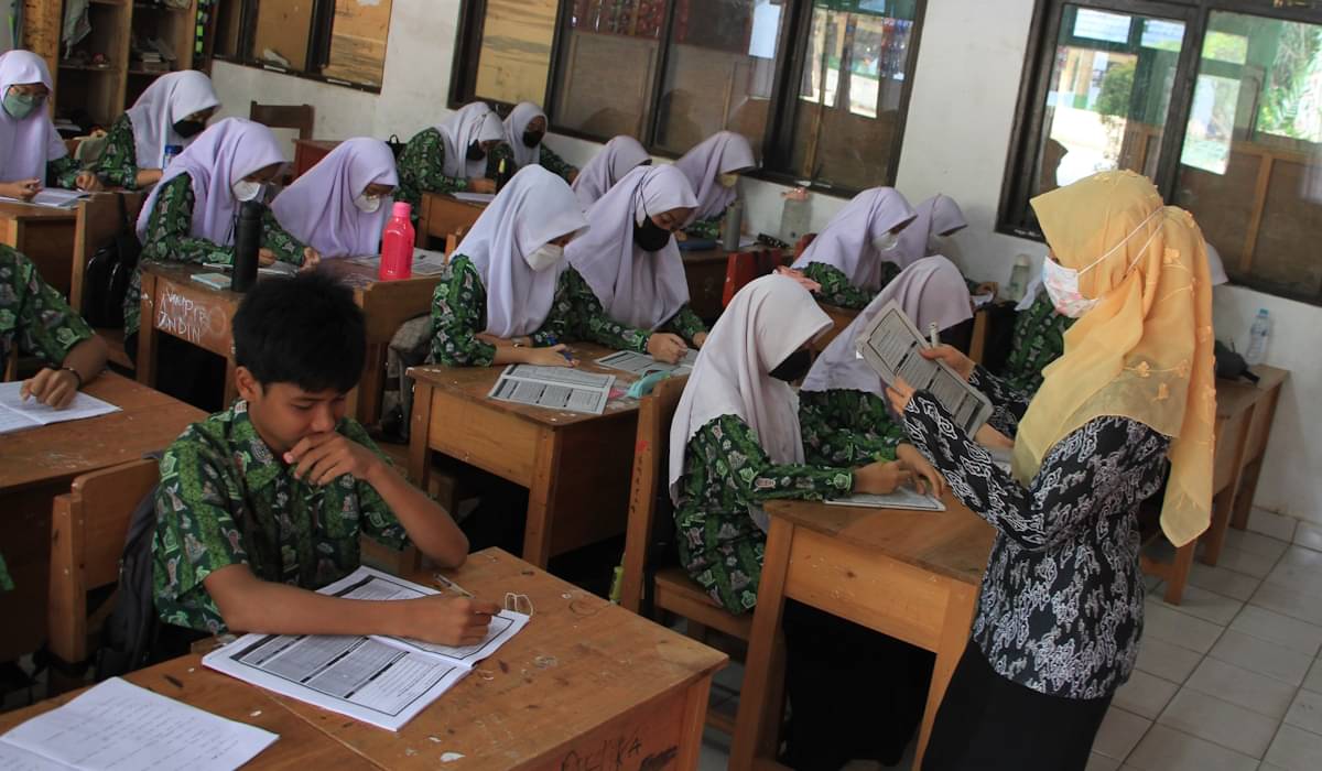 Ilustrasi: guru memberikan penjelasan kepada siswa saat proses Kegiatan Belajar Mengajar (KBM)