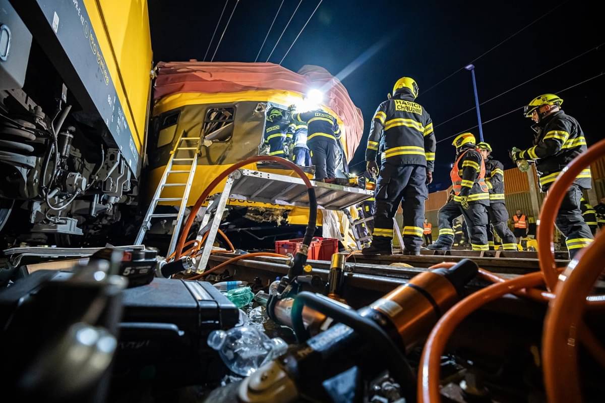 Tabrakan kereta yang terjadi pada Rabu malam, menyebabkan kepanikan di antara penumpang 