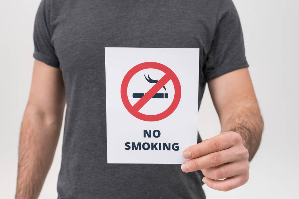 Faktor risiko kanker paru antara lain merokok dan paparan asap rokok. 