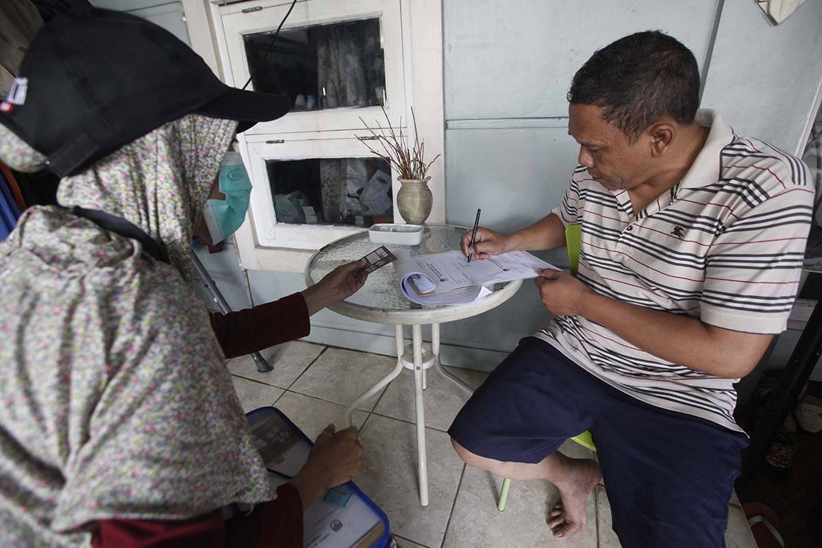 Ilustrasi. Petugas Pemutakhiran Daftar Pemilih (Pantarlih) Juarsih melakukan pencocokan dan penelitian (Coklit) data pemilih.