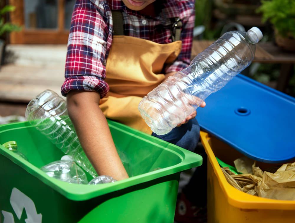 Bank sampah turut berperan dalam mendorong masyarakat untuk memilah sampah. 