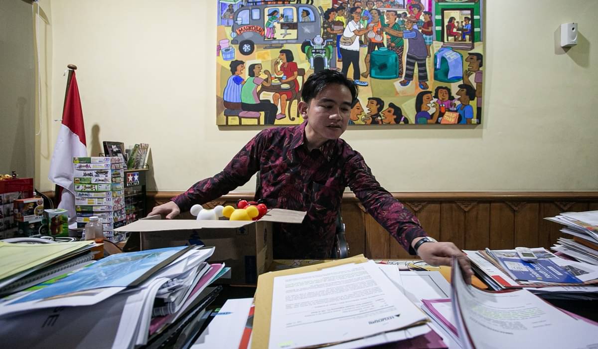Wali Kota Solo Gibran Rakabuming Raka mengemasi barang miliknya usai mengajukan surat pengunduran diri ke DPRD Kota Solo, Selasa (16/7). 