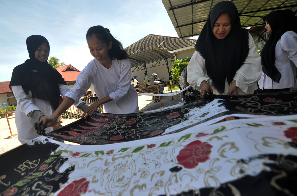 Warga mengikuti pelatihan membatik di pelataran Balai Kerja latihan (BLK) di Kota Bengkulu, Bengkulu, Rabu (24/7/2024).