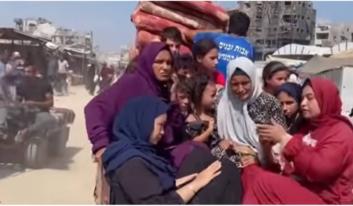 Warga Jalur Gaza melakukan evakuasi.
