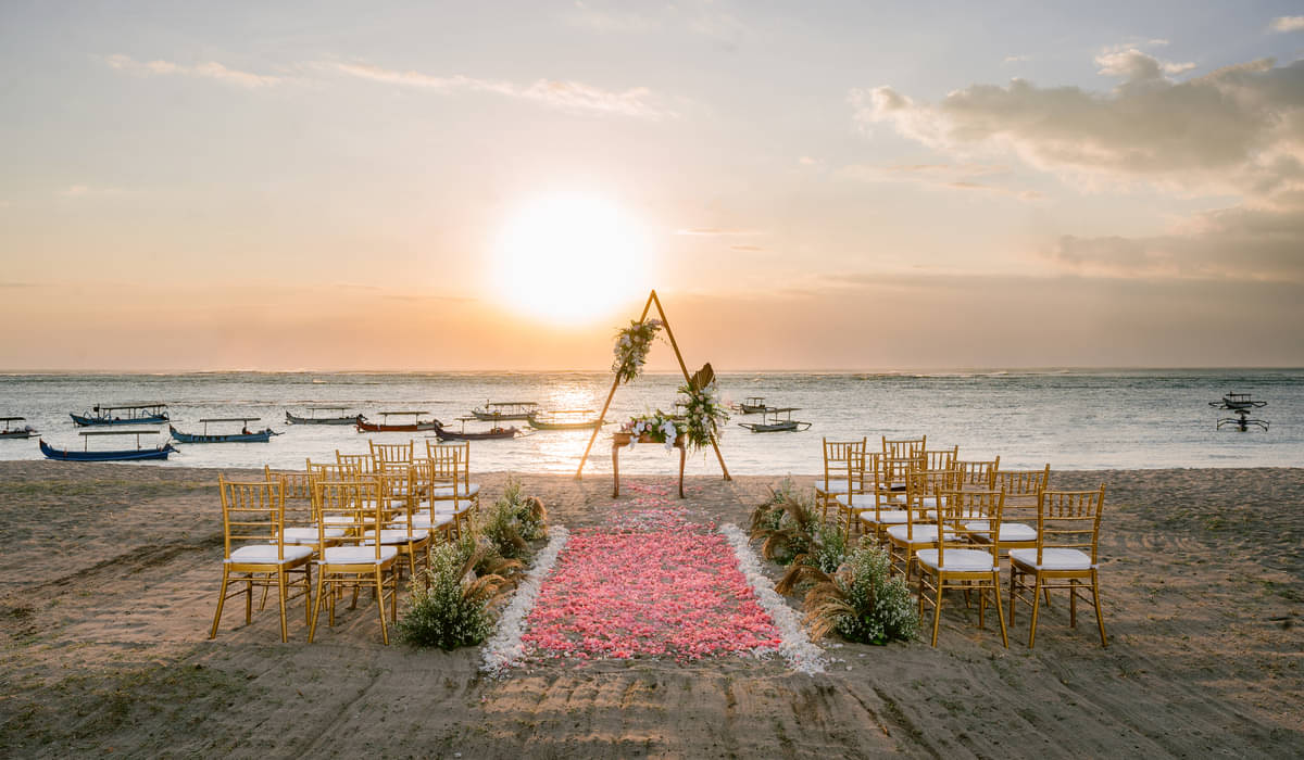 Intimate beach wedding di Aryaduta Bali.