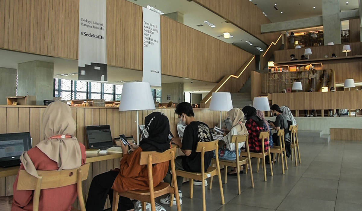 Pengunjung membaca buku di Perpustakaan Jakarta, Cikini.