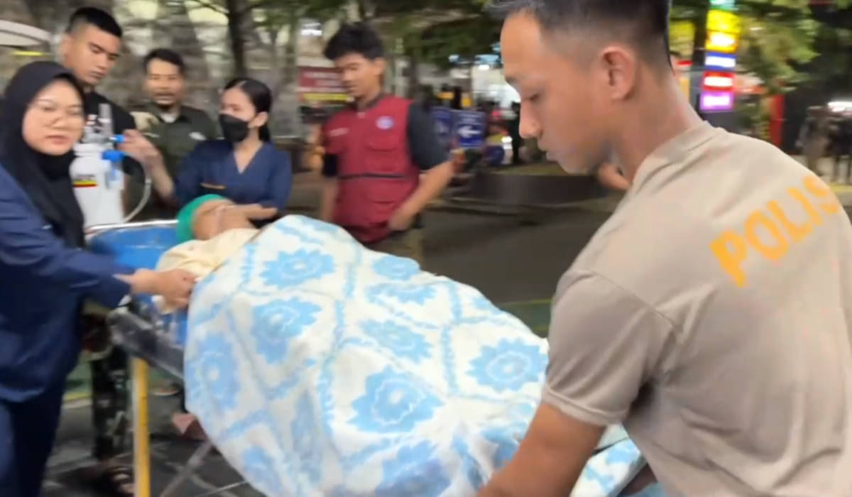 Salah satu pasien yang dievakuasi ke RS Brimob karena RS Citra Arafiq Depok kebakaran.