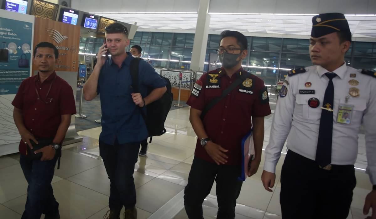 Ilustrasi: petugas imigrasi Bandara Soetta mengawal WNA saat akan dideportasi 
