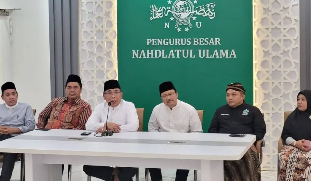 Ketum PBNU KH Yahya Cholil Staquf (ketiga kiri) dalam konferensi pers di Kantor PBNU Jakarta