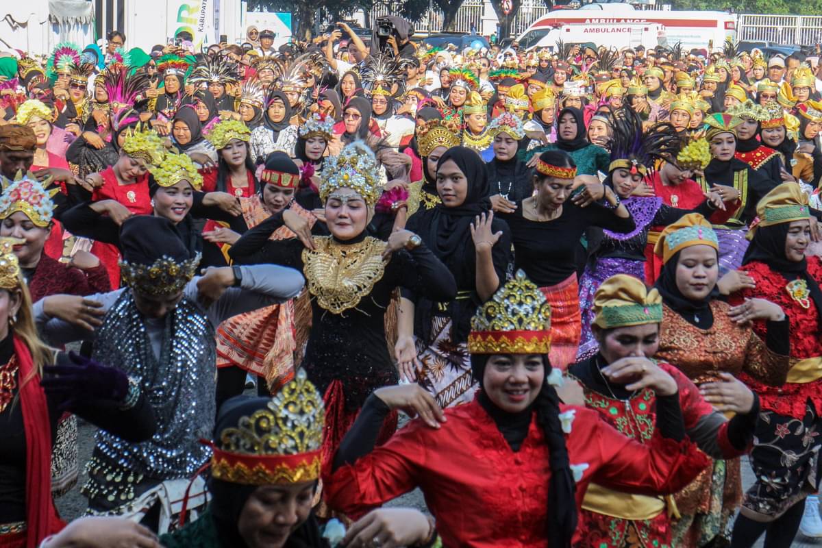  Sejumlah warga mengikuti kegiatan menari bersama di Stadion Pakansari, Kabupaten Bogor, Jawa Barat, Sabtu (8/6/2024).