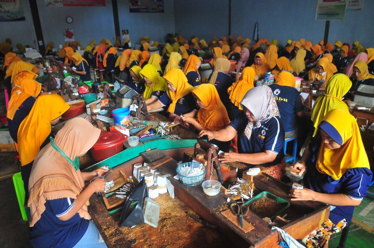  Pekerja memproduksi rokok Sigaret Kretek Tangan (SKT) di salah satu pabrik rokok di Kudus, Jawa Tengah.