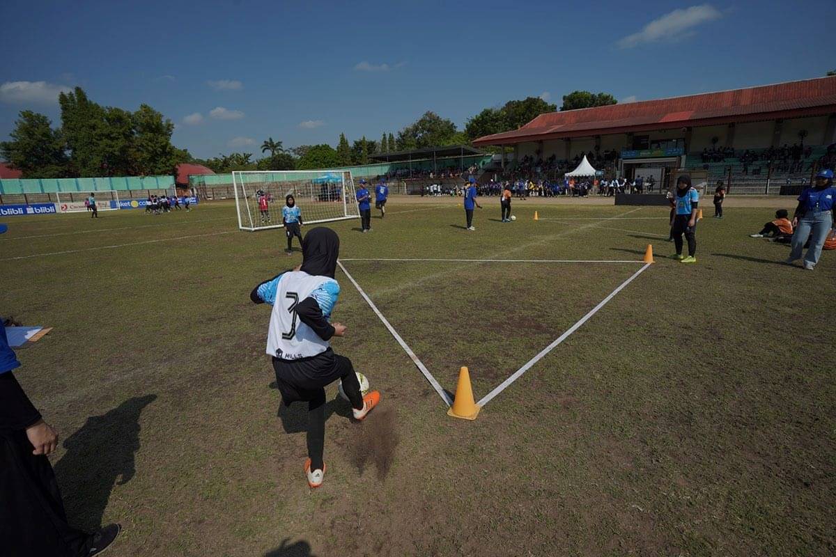 Siswi mengikuti kompetisi Milklife Soccer Challenge.