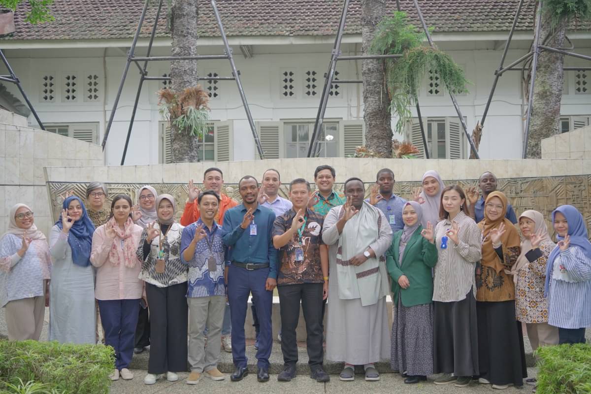 Delegasi OIC Comstech di area pabrik PT Bio Farma. 