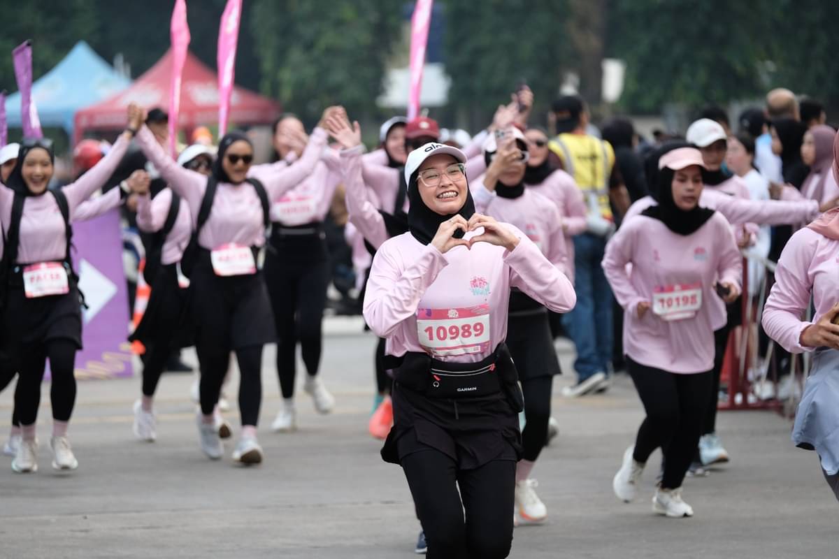 Kompetisi lari She Runs The World diikuti seribuan peserta. 