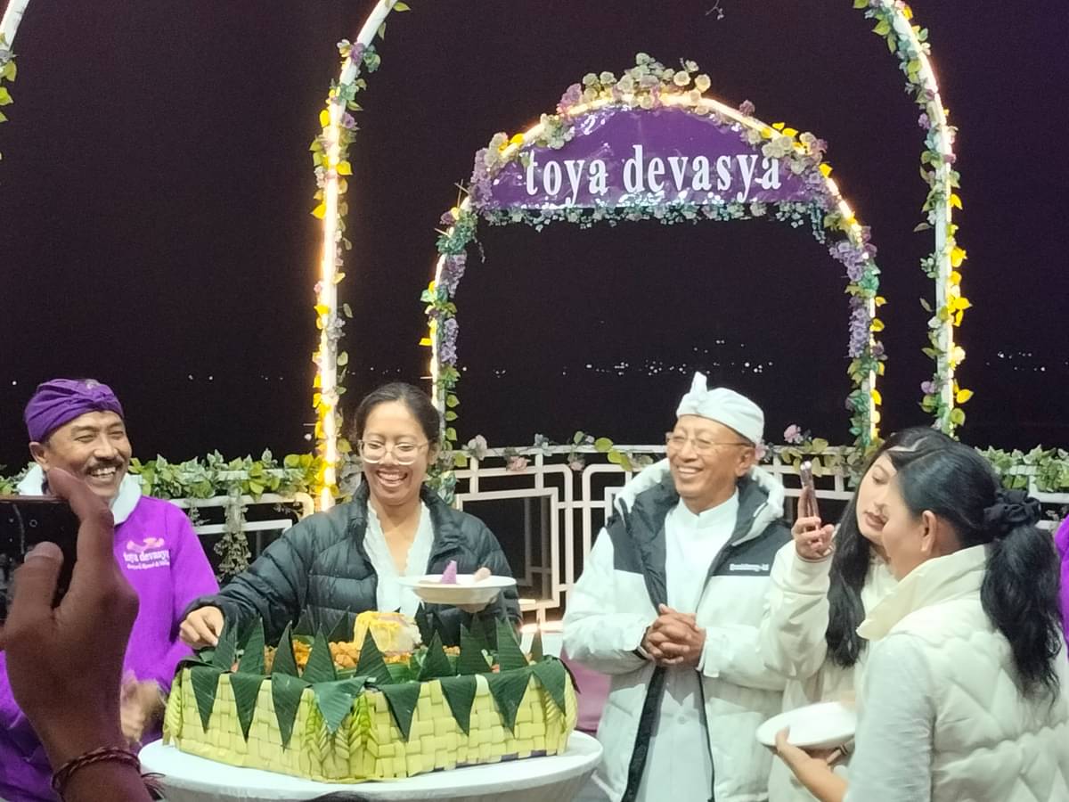 Acara syukuran menyambut usia 22 tahun Toya Devasya