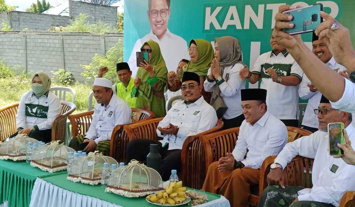 Wakil Ketua Umum (Waketum) DPP PKB, Jazilul Fawaid (tengah) saat berada di Palu, Jumat (19/7) siang.