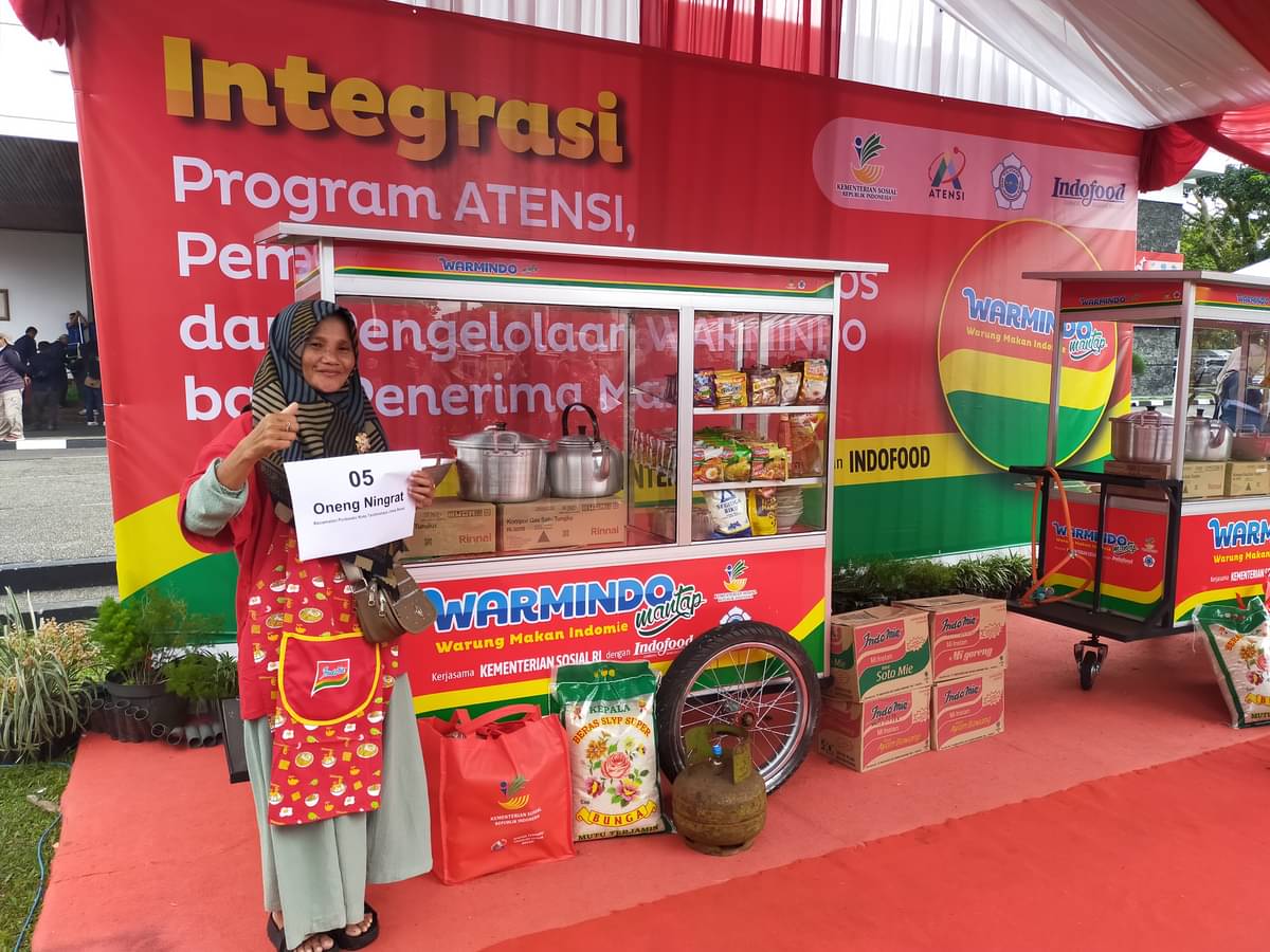 Penerima bantuan gerobak jualan dari Kementerian Sosial dan PT Indofood di Tasikmalaya