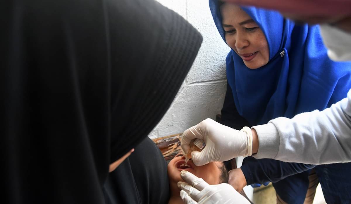 Petugas Dinas Kesehatan Kabupaten Bogor memberikan vaksin polio putaran kedua 