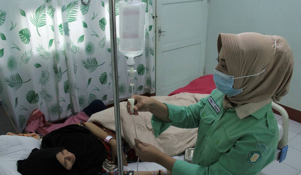 Seorang perawat memeriksa infus pasien yang sedang menjalani rawat inap di Rumah Sakit Umum Yarsi di Pontianak 