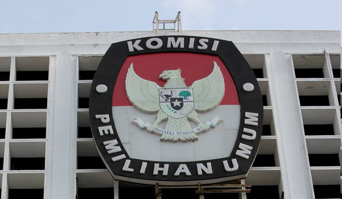 Papan elektronik berisi informasi hitung mundur pemungutan suara Pilkada Serentak 2024 di Gedung Komisi Pemilihan Umum (KPU), 