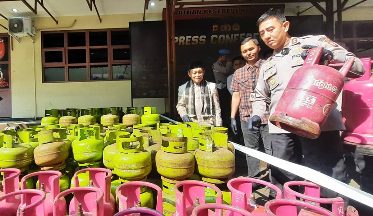 Polres Cianjur menahan dua orang yang diduga menyalahgunakan elpiji subsidi 3 kilogram untuk meraup keuntungan pribadi.