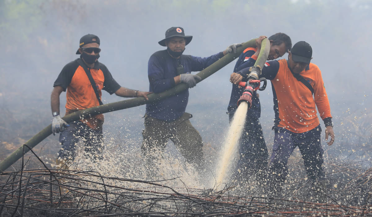 Sejumlah petugas pemadam kebakaran BPBD Aceh Barat melakukan proses pemadaman karhutla.
