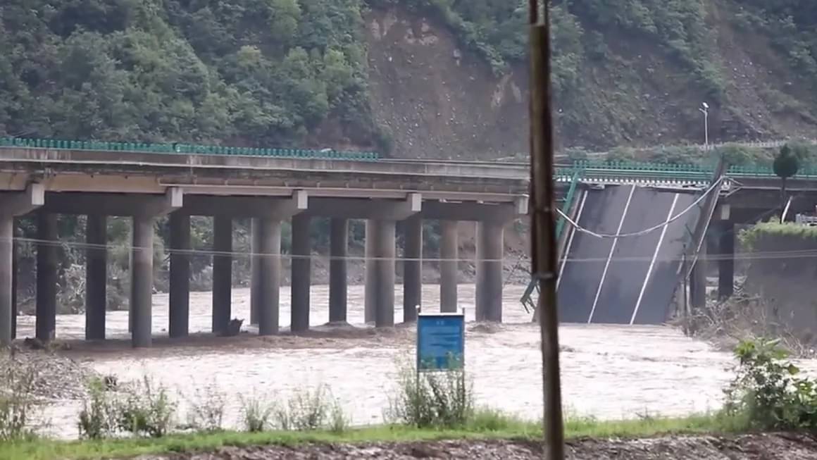 Setidaknya 12 orang tewas dan 31 lainnya hilang setelah jembatan di Provinsi Shanxi, Tiong, sebagian runtuh akibat hujan deras dan banjir