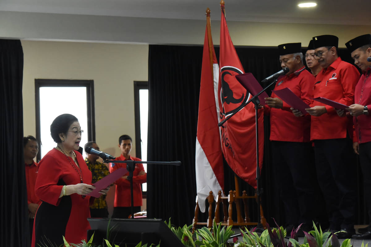 Ketua Umum PDI Perjuangan Megawati Soekarnoputri (kiri) memimpin pengucapan sumpah janji jabatan pada pelantikan pengurus DPP PDIP