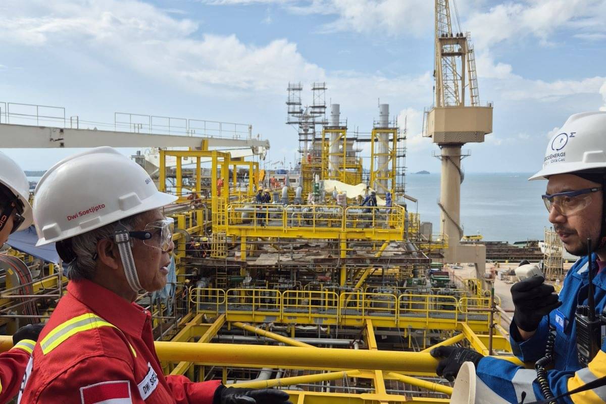 Pekerja sedang berada di lokasi konversi  Floating Storage Production and Offloading di Kepulauan Riau.