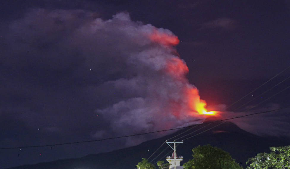 Gunung Lewotobi Laki-Laki di Flores Timur Erupsi Setinggi 1000 Meter