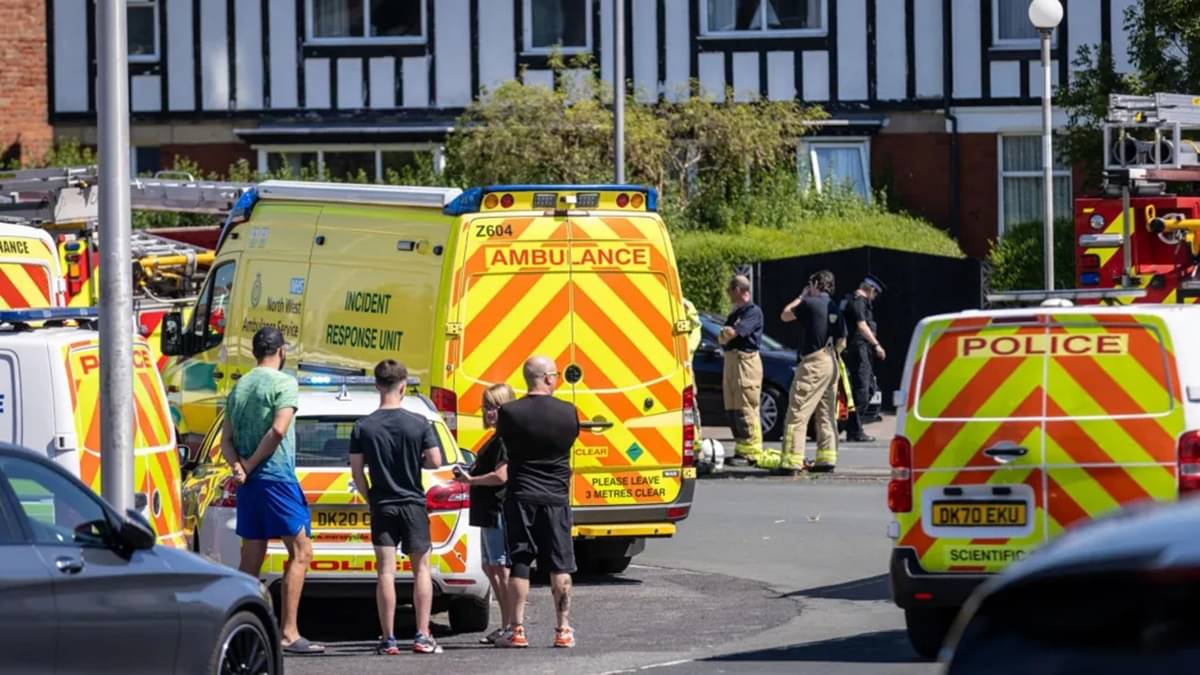 Pada sebuah acara bertema Taylor Swift di Southport, dua anak tewas dan sembilan lainnya terluka