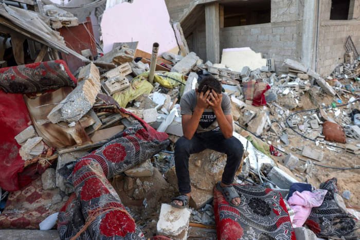 Seorang warga Palestina di Gaza menangis di tengah reruntuhan rumah yang hancur terkena rudal Israel.