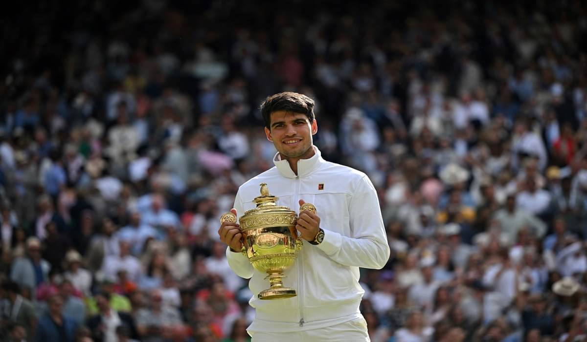 Petenis Spanyol Carlos Alcaraz usai menjadi juara Wimbledon 