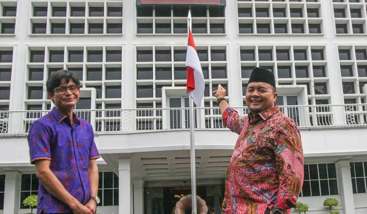 Plt KPU Mochamad Afifuddin (kanan) dan Anggota KPU August Mellaz