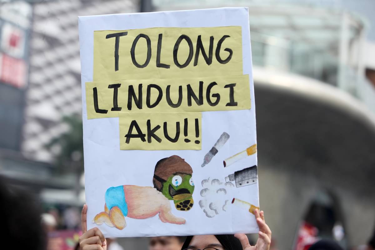 Sejumlah aktifis menggelar aksi sosialisasi lindungi anak dari bahaya paparan asap rokok