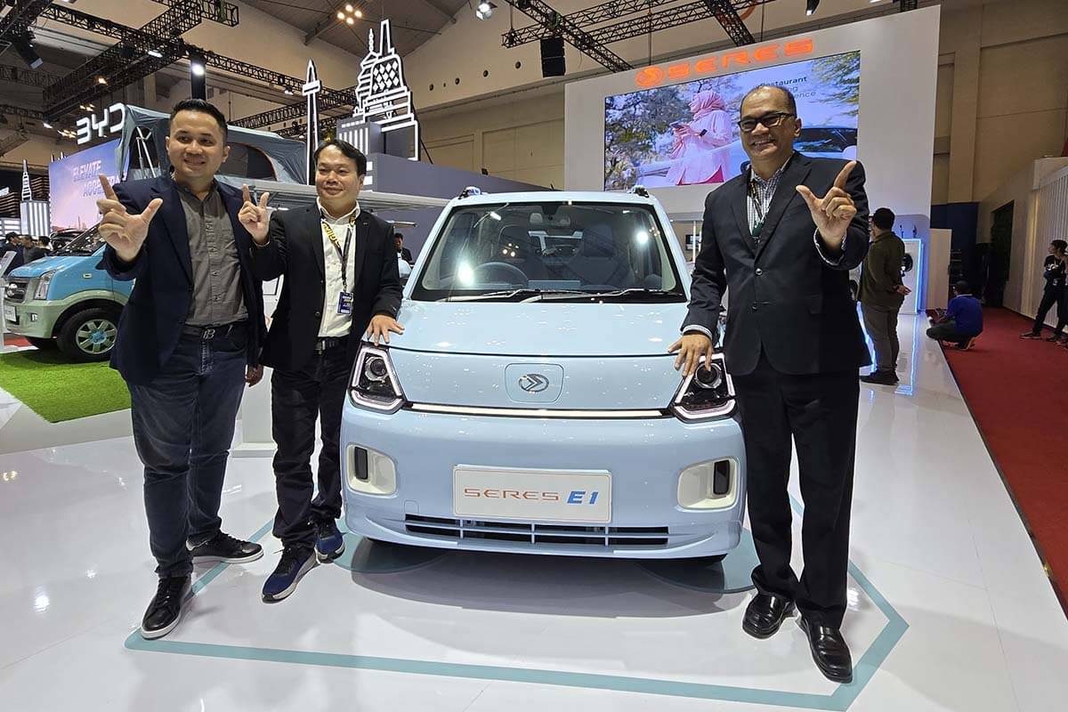 Sesi foto setelah penandatanganan MoU antara Sokonindo Automobile dan Voltron di GIIAS 2024, Kamis (25/7).