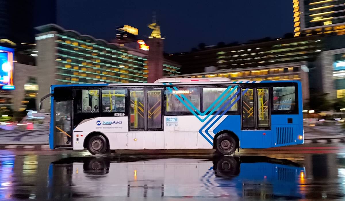 Bus Transjakarta melintas di kawasan Bundaran HI, Sudirman 