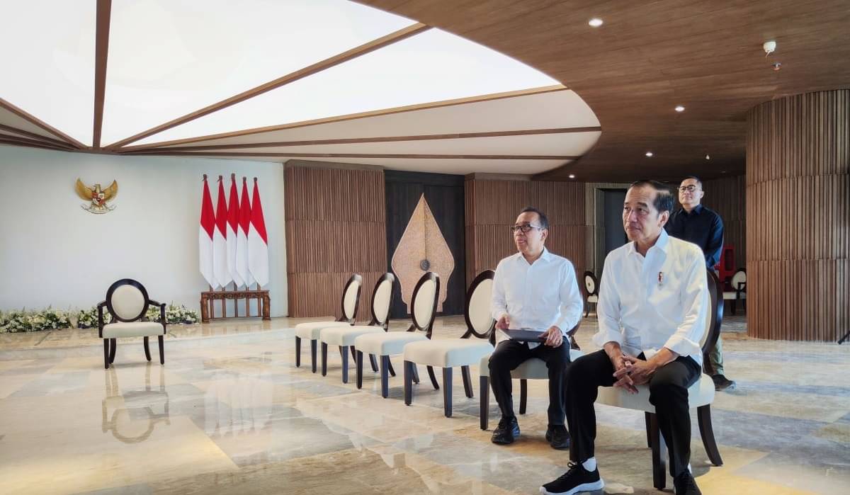 Presiden Joko Widodo bersama Mensesneg Pratikno meninjau salah satu ruangan saat perdana berkantor di kompleks Kantor Presiden, IKN.