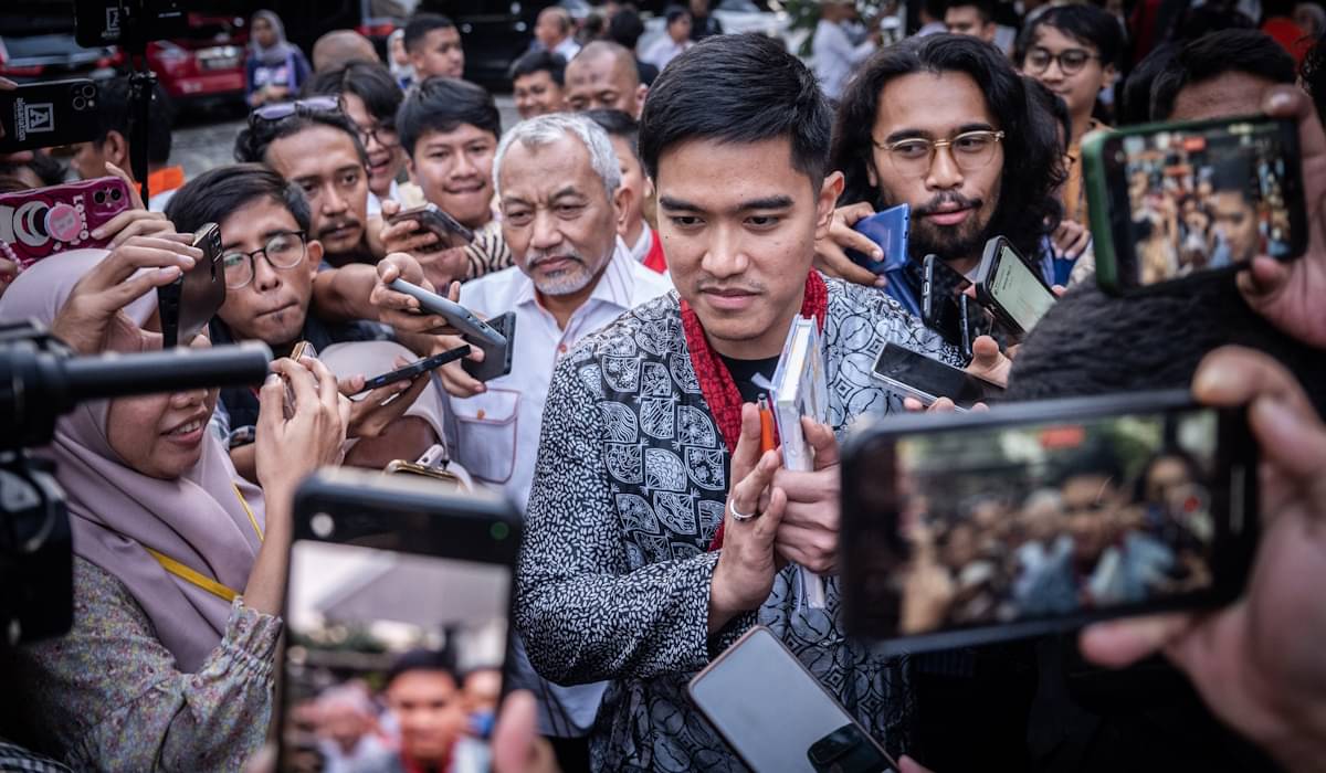 Ketua Umum PSI Kaesang Pangarep (tengah) didampingi Presiden PKS Ahmad Syaikhu (keempat kanan) usai mengunjungi Kantor DPP PKS