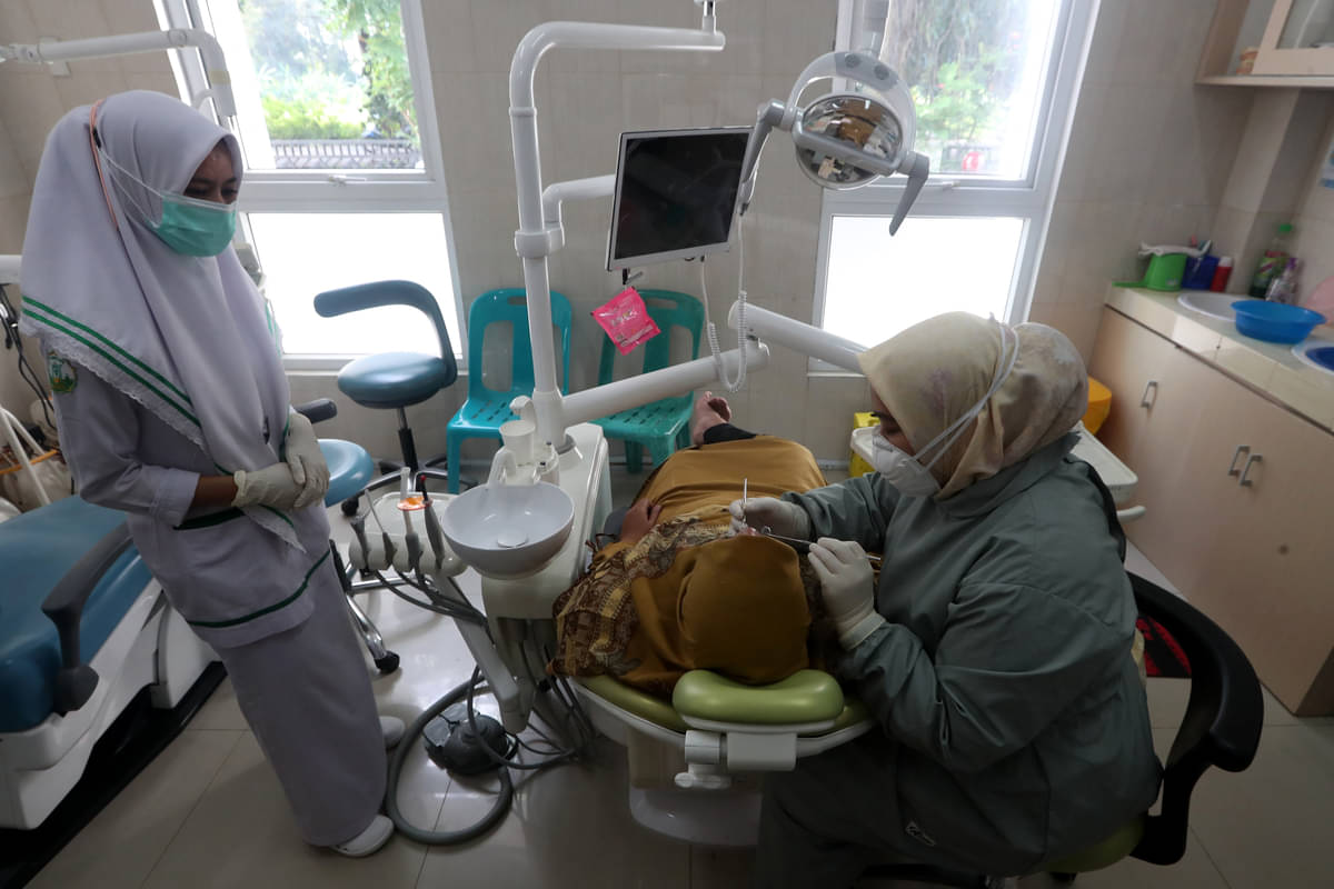  Dokter ahli memeriksa gigi dan mulut pasien di pusat kesehatan masyarakat (Puskesmas) Ulee Kareng, Banda Aceh, Aceh, Kamis (2/2/2023).